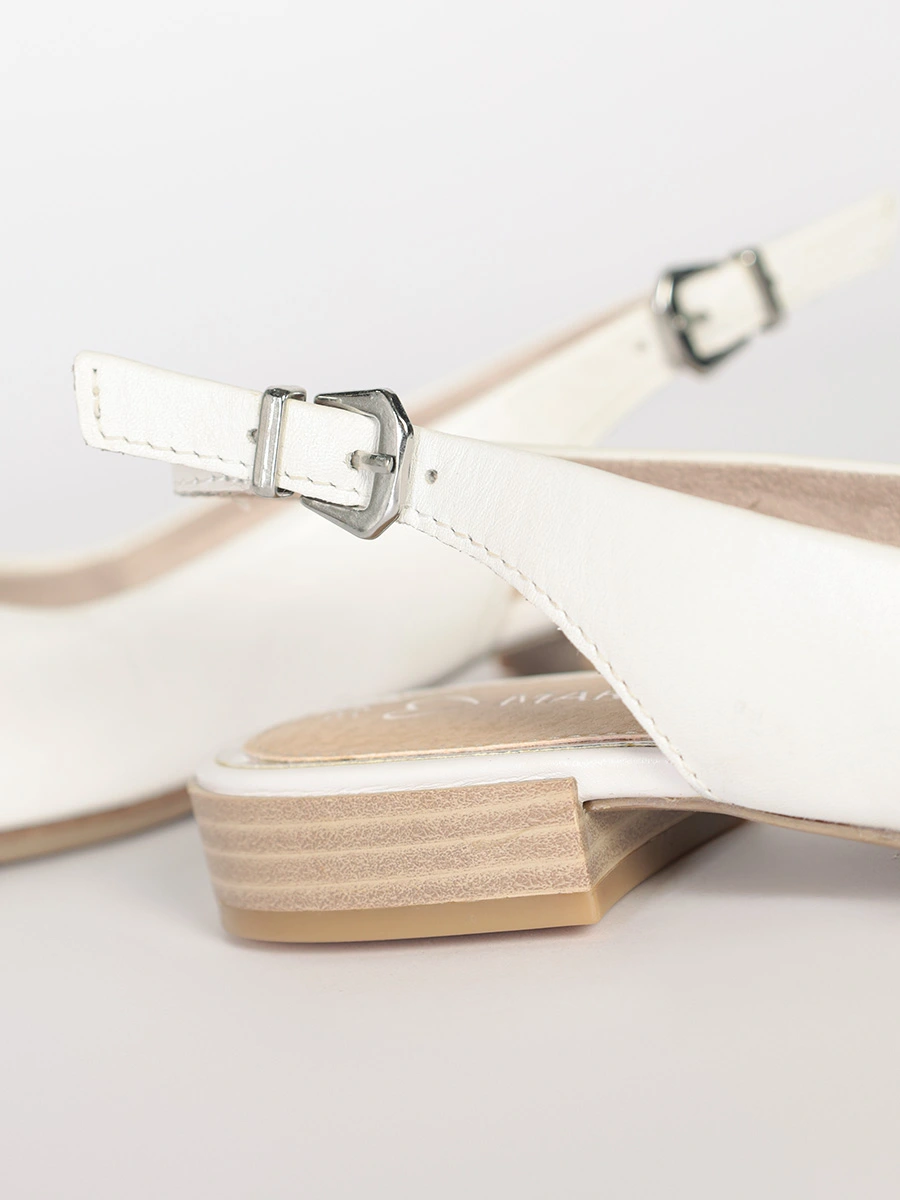 Туфли-слингбэки белого цвета на низком каблуке